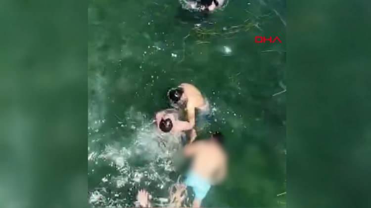 <p><strong>Boğulma tehlikesi</strong> ge&ccedil;iren kişinin denizde hızla suya batmaya başladığı anlar endişe yarattı.</p>

