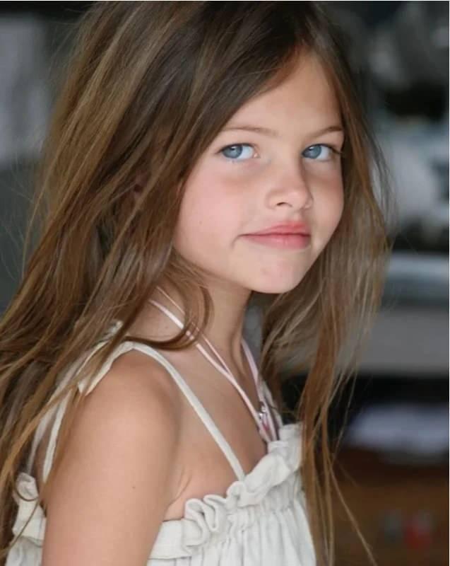 <p><strong>4 yaşında defilelere &ccedil;ıkmaya başlayan ve 6 yaşında bir dergide &ccedil;ıkan pozlarıyla 'D&uuml;nyanın En G&uuml;zel &Ccedil;ocuğu' se&ccedil;ilen Fransız model Thylane Blondeau, 2020 yılından beri birlikte olduğu DJ Ben Attal ile Paris'te evlendi.</strong></p>
