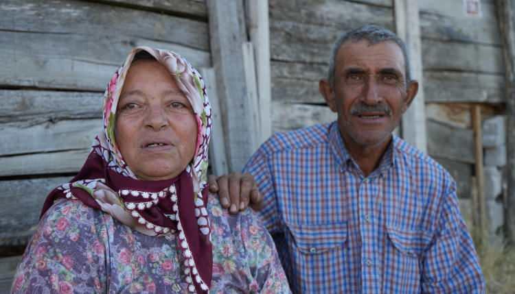 <p><span style="color:#A52A2A"><strong>"<strong>A</strong>ĞLAMA HAYDAR CANIMIZA BİR ŞEY OLMADI"</strong></span></p>

<p>&nbsp;</p>

<p>Eşinin g&ouml;zyaşı d&ouml;kt&uuml;ğ&uuml;n&uuml; g&ouml;ren D&uuml;rdane G&uuml;ndoğan, can kaybı yaşanmamasına ş&uuml;krederek eşini teselli etti.</p>

<p>&nbsp;</p>

<p>G&uuml;ndoğan, <em><strong>"Ağlama Haydar, boş ver. Sana, bana veya &ccedil;ocuklarımıza bir şey olsaydı ne yapardık? Bunların yarın daha iyisi olur. Yılların emeğiydi ama canımız sağ. İnşallah devletimiz ve hayırseverlerimiz bize yardım eder."</strong></em> ifadelerini kullandı.&nbsp;&nbsp;</p>
