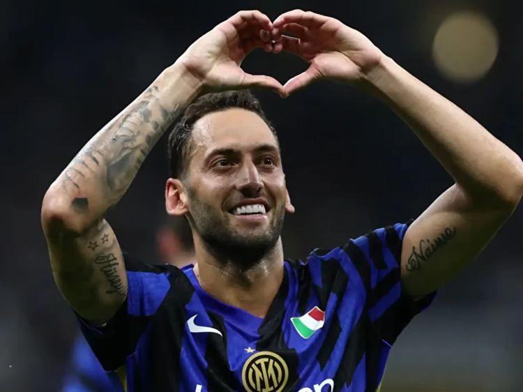 <p><strong>FENERBAH&Ccedil;E'DEN HAKAN &Ccedil;ALHANOĞLU BOMBASI</strong></p>

