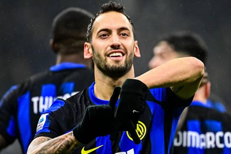 <p>Aziz Yıldırım y&ouml;netiminin b&uuml;y&uuml;k bir titizlik ve gizlilik i&ccedil;inde y&uuml;r&uuml;tmeye &ccedil;alıştığı transfer operasyonunda takımdan ayrılması beklenen Fred'in yerine milli futbolcu Hakan &Ccedil;alhanoğlu d&uuml;ş&uuml;n&uuml;l&uuml;yor.</p>
