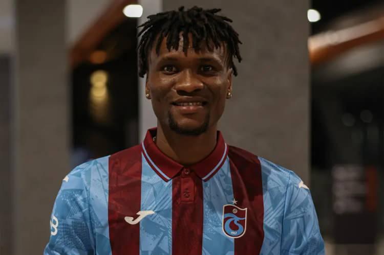 <p>Uzun s&uuml;redir Fulham'ın radarında olan Nwaiwu konusunda s&uuml;re&ccedil; uzamaya devam ediyor.<br />
<br />
Premier Lig ekibinin 25 milyon euroluk teklifine karşın Trabzonspor'un 30 milyon euroluk talebi transferi zorlaştırıyor.<br />
<br />
(FANATİK)</p>
