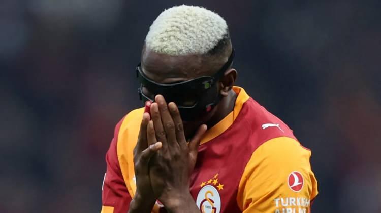 <p>Galatasaray'ın yıldızı Osimhen bir kez daha Manchester United'ın hedefi oldu.<br />
<br />
Old Trafford'a &uuml;st d&uuml;zey forvet getirmek isteyen kul&uuml;p y&ouml;netimi, bu kez &ccedil;ok daha ciddi şekilde Nijeryalının peşinde.<br />
<br />
(AKŞAM)</p>
