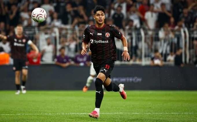 <p>Trabzonspor, Dario Osorio i&ccedil;in Midtjylland'a 20 milyon euroluk bir teklif yaptı ve transferde imza aşamasına geldi.<br />
<br />
(FOTOMA&Ccedil;)</p>
