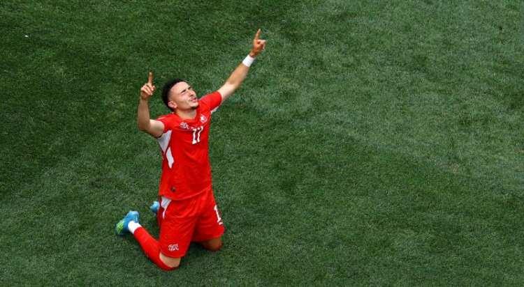 <p>Trabzonspor'un, kanat hattına takviye i&ccedil;in Sevilla forması giyen Ruben Vargas'ı g&uuml;ndemine aldığı belirtildi.<br />
<br />
İsvi&ccedil;reli oyuncuyla Newcastle, Aston Villa ve Brighton'ın da ilgilendiği, bu nedenle 20 milyon euro seviyesindeki piyasa değerinin aşağıya inmediği ifade edildi.<br />
<br />
(POSTA)</p>
