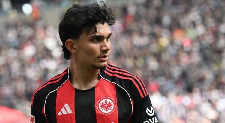 <p>Galatasaray'ın, Can Uzun transferinden vazge&ccedil;mediği ve Frankfurt'un 40 milyon euroluk bonservis talebine rağmen ısrarını s&uuml;rd&uuml;rd&uuml;ğ&uuml; belirtildi.<br />
<br />
Sarı-kırmızılıların, 20 yaşındaki milli futbolcu i&ccedil;in 30 milyon euro artı sonraki satıştan y&uuml;zde 20 pay teklif etmeye hazır olduğu ifade edildi.<br />
<br />
(SABAH)</p>
