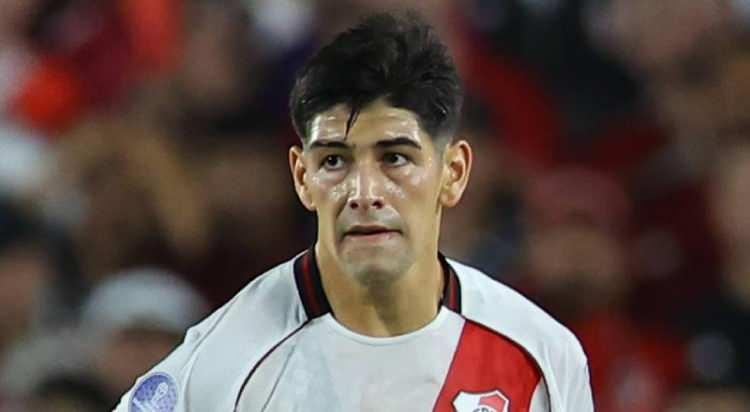 <p>Galatasaray'ın, 10+4 kuralına uygun stoper arayışında River Plate forması giyen Lautaro Rivero'yu g&uuml;ndemine aldığı belirtildi.<br />
<br />
Sarı-kırmızılıların, 22 yaşındaki Arjantinli savunmacının menajeriyle ilk g&ouml;r&uuml;şmeyi yaptığı ifade edildi.<br />
<br />
(TAKVİM)</p>
