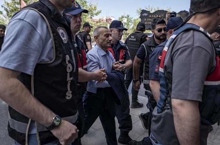 <p>"D&ouml;nemin Tunceli Valisi ve dosya ş&uuml;phelimiz Tuncay Sonel'in koordinesinde yerel b&uuml;rokratik unsurlar ve kamu g&ouml;revlileri vasıtasıyla delillerin organize bir şekilde karartıldığına dair somut emareler elde edilmesi &uuml;zerine, maddi ger&ccedil;eği ortaya &ccedil;ıkarabilmek i&ccedil;in y&uuml;r&uuml;t&uuml;len soruşturma etkin bir şekilde &ccedil;ok y&ouml;nl&uuml; ve titizlikle y&uuml;r&uuml;t&uuml;lmekte olup soruşturma kapsamında elde edilen t&uuml;m delil ve bulgular b&uuml;y&uuml;k bir dikkat ve hassasiyetle değerlendirilmekte ve incelenmektedir. Cumhuriyet Başsavcılığımız tarafından yapılan ilk tespitlere g&ouml;re, d&ouml;nemin Tunceli Valisi ve dosya ş&uuml;phelimiz Tuncay Sonel'in koordinesinde &uuml;st d&uuml;zey m&uuml;lki ve emniyet idarecilerinin, yerel b&uuml;rokratik unsurlar ve kamu g&ouml;revlileriyle birlikte, kamu g&uuml;c&uuml;n&uuml;, resmi himaye zırhlarını ve b&uuml;rokratik n&uuml;fuzlarını kullanmak suretiyle adli, dijital ve tıbbi sistemlere m&uuml;dahale ettiği, t&uuml;m bu bulgular ışığında olayın bir&ccedil;ok su&ccedil; fiilini barındıran organize bir yapı i&ccedil;erisinde işlendiği hususunda, soruşturma verileri ve maddi delillerle desteklenen g&uuml;&ccedil;l&uuml; bir kanaat oluşmuştur. Bu kapsamda, Tunceli'de y&uuml;r&uuml;t&uuml;len soruşturma kapsamında g&ouml;rev alan kolluk g&ouml;revlilerinden ş&uuml;pheli işlemler yaptığı değerlendirilen toplamda 19 hedef şahsa y&ouml;nelik eş zamanlı operasyon d&uuml;zenlenmiş, 18 ş&uuml;pheli yakalanmıştır. Soruşturma titizlikle s&uuml;rd&uuml;r&uuml;lmektedir."</p>
