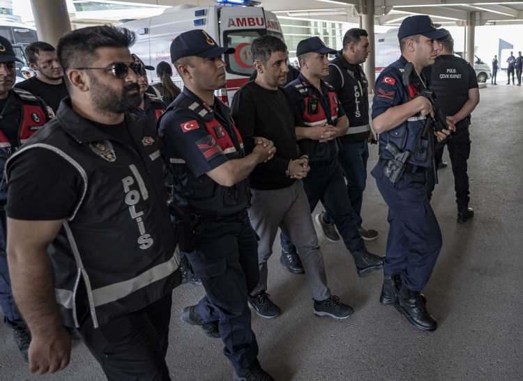 <p>&Ouml;te yandan tutuklu eski Vali Tuncay Sonel hakkında, bir kadını tehdit ettiği, telefonunu değiştirdiği, aracına takip cihazı yerleştirerek yurt dışına gitmesine zorladığı y&ouml;n&uuml;ndeki iddialara ilişkin işlemlerin de s&uuml;rd&uuml;r&uuml;ld&uuml;ğ&uuml; bildirildi.</p>
