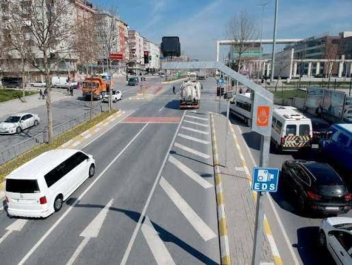 <p>Bağcılar'daki Cumhuriyet Caddesi, Bah&ccedil;elievler'deki Değirmenbah&ccedil;e Caddesi, Beşiktaş'taki Beşiktaş Caddesi, &Uuml;mraniye'deki K&uuml;&ccedil;&uuml;ksu Caddesi ve Esenyurt'taki Şehitler Caddesi gibi noktalara da kırmızı ışık ihlal tespiti i&ccedil;in EDS cihazı yerleştirilmesine karar verildi.</p>

