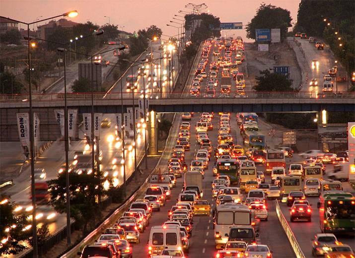 <p>G&uuml;ndem maddesinde, 13 otob&uuml;s hattının son durağının Kadık&ouml;y sahili yerine Uzun&ccedil;ayır istasyonuna kadar olması, yolcuların ise bundan sonra Uzun&ccedil;ayır-Kadık&ouml;y otob&uuml;s&uuml;yle sahile ulaştırılması istendi.</p>
