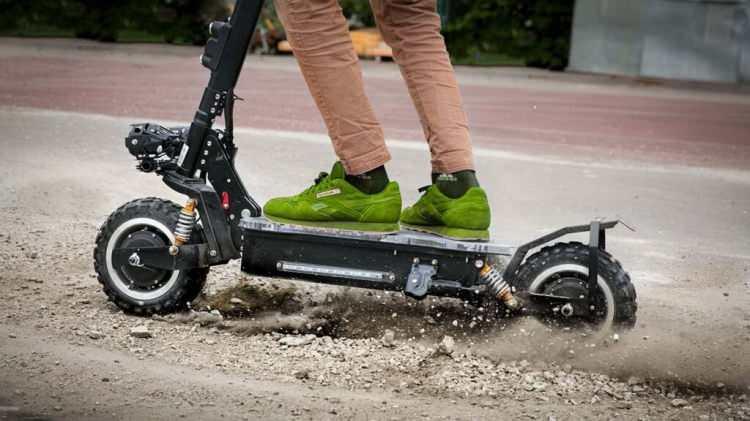 <p><span style="color:#B22222"><strong>ELEKTRİKLİ SKUTER KARARI</strong></span></p>

<p>&nbsp;</p>

<p>Elektrikli skuter izni alan operat&ouml;rlerin ne kadar s&uuml;re i&ccedil;erisinde park alanı yapması gerektiğine ilişkin g&uuml;ndem maddesinin de g&ouml;r&uuml;ş&uuml;ld&uuml;ğ&uuml; toplantıda, 90 g&uuml;n i&ccedil;erisinde park alanı imalatını tamamlamaması durumunda izinlerinin iptal edilmesi konusu ele alındı.</p>
