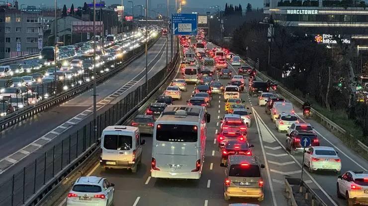 <p>Ayrıca, emniyet veya zabıta tarafından tutanak altına alınan 3 bin 735 plakayla ilgili "emniyet kemeri", "belirtilen yere gelinmemesi", "sigara i&ccedil;ilmesi" ve "ruhsatsız &ccedil;alışma" gibi nedenlerle kesilen cezalar karara bağlandı.</p>

<p>Toplam 2 bin 772 şof&ouml;re "cep telefonu kullanma", "fazla yolcu", "dikkatsiz ara&ccedil; kullanımı", "yanlış park" ve "yolcu se&ccedil;ilmesi" gibi ihlallerden dolayı verilen cezalar da kararlaştırıldı.</p>
