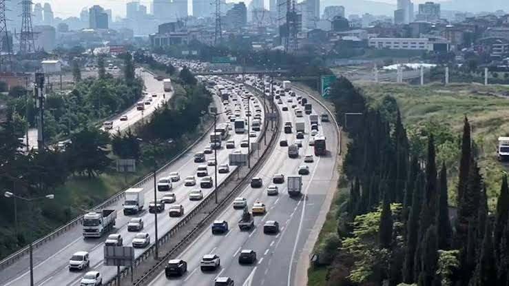 <p>Toplu taşıma aracı kullanım belgesi yeterliliğini kaybeden 32 şof&ouml;r&uuml;n, adli sicil kaydı oluşması veya ehliyetlerine el konulması nedeniyle tekrar &ccedil;alışmak i&ccedil;in yaptığı başvuru da reddedildi.</p>
