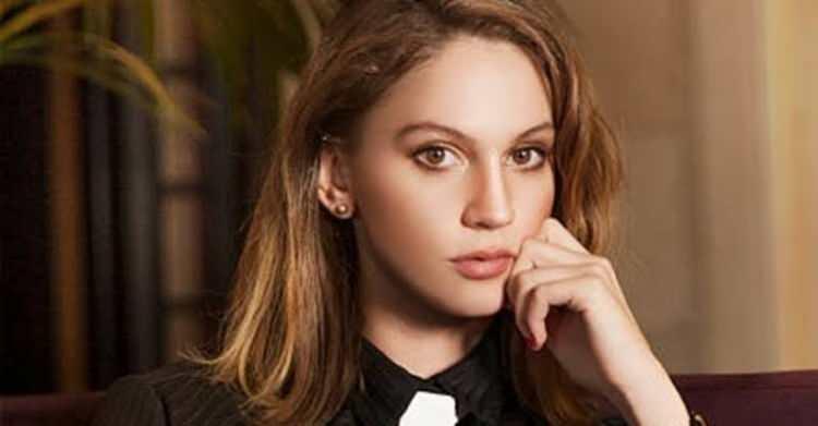 <p><span style="color:#B22222"><strong>FARAH ZEYNEP ABDULLAH</strong></span></p>

