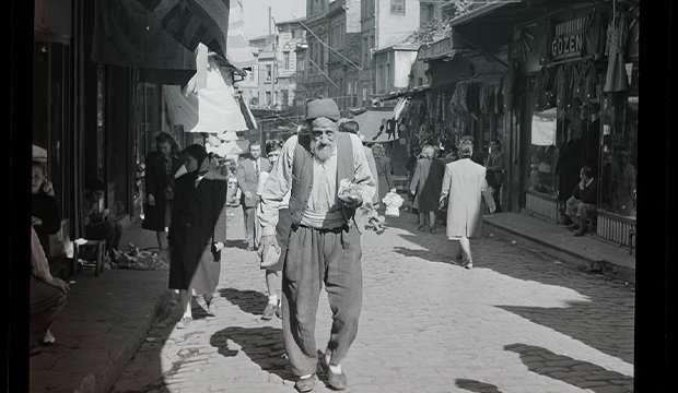 <p>Fotoğrafta, Mahmutpaşa Yokuşu'nda y&uuml;r&uuml;yen yaşlı bir adam g&ouml;r&uuml;lmekte.</p>
