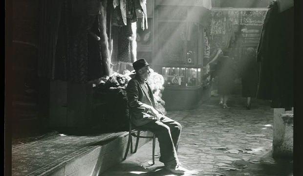 <p>Fotoğrafta, pencereden s&uuml;z&uuml;len ışığın, d&uuml;kkanı &ouml;n&uuml;nde oturan bir esnafı aydınlattığı g&ouml;r&uuml;l&uuml;yor.</p>

