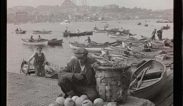 <p>Fotoğrafta, g&uuml;nl&uuml;k yaşamı yansıtan sandallar ve bir kavun satıcısı ile arka planda tarihi İstanbul sil&uuml;eti g&ouml;r&uuml;l&uuml;yor.</p>
