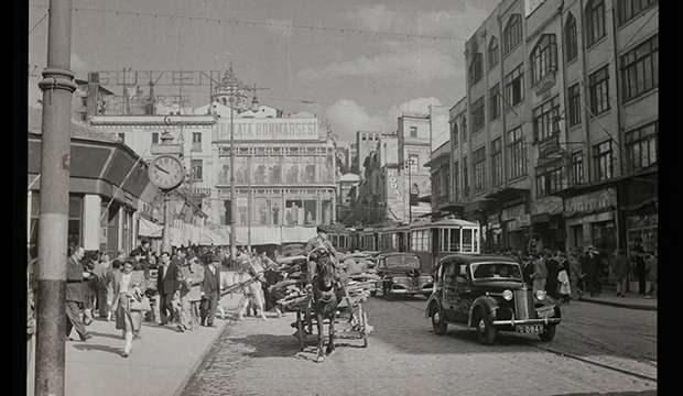 <p>Fotoğrafta, Karak&ouml;y'de at arabalarıyla yapılan taşımacılık ve ara&ccedil; trafiği g&ouml;r&uuml;l&uuml;yor.</p>
