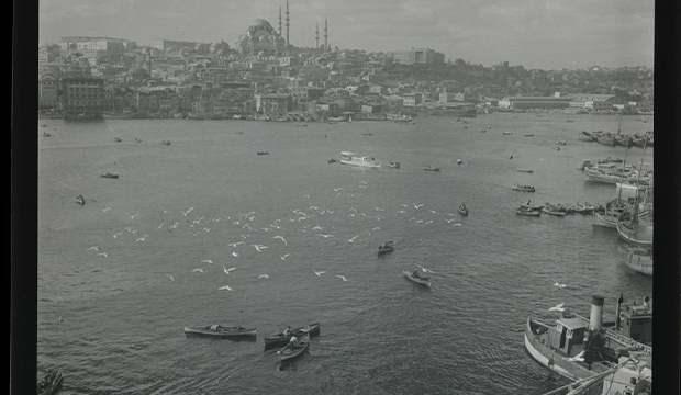 <p>Fotoğrafta, Hali&ccedil;'te hareket halindeki k&uuml;&ccedil;&uuml;k tekneler ve martılar dikkati &ccedil;ekerken arka planda tarihi S&uuml;leymaniye Camisi g&ouml;r&uuml;l&uuml;yor.</p>
