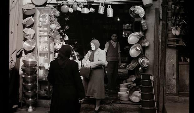 <p>Fotoğrafta, mutfak eşyaları satan bir d&uuml;kkan ve m&uuml;şteriler g&ouml;r&uuml;l&uuml;yor.</p>
