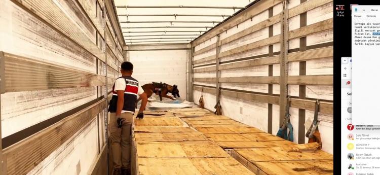 <p>İ&ccedil;işleri Bakanlığı tarafından yapılan a&ccedil;ıklamada, sokak satıcılarına, uyuşturucu imalat&ccedil;ılarına ve yasa dışı ekim faaliyetlerine karşı m&uuml;cadelenin kararlılıkla s&uuml;rd&uuml;r&uuml;leceği vurgulanarak, operasyonlarda emeği ge&ccedil;en Jandarma teşkilatı, Daire Başkanlığı ve Cumhuriyet Başsavcılıkları tebrik edildi.</p>

<p>&nbsp;</p>
