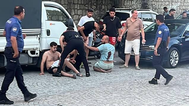 <p>İstanbul'da iki grup arasında trafikte yol verme nedeniyle &ccedil;ıkan tartışma bı&ccedil;aklı kavgaya d&ouml;n&uuml;şt&uuml;. Olayda sırtından bı&ccedil;aklanan Mert B.'nin (26) ağır, Enes Furkan Y. (27), Bora S. (27) ve Atakan K.'nin (26) ise hafif yaralandığı &ouml;ğrenildi. <span style="color:#A52A2A"><strong><em>Ş&uuml;phelilerin ortaya &ccedil;ıkan su&ccedil; dosyası şoke etti...</em></strong></span></p>
