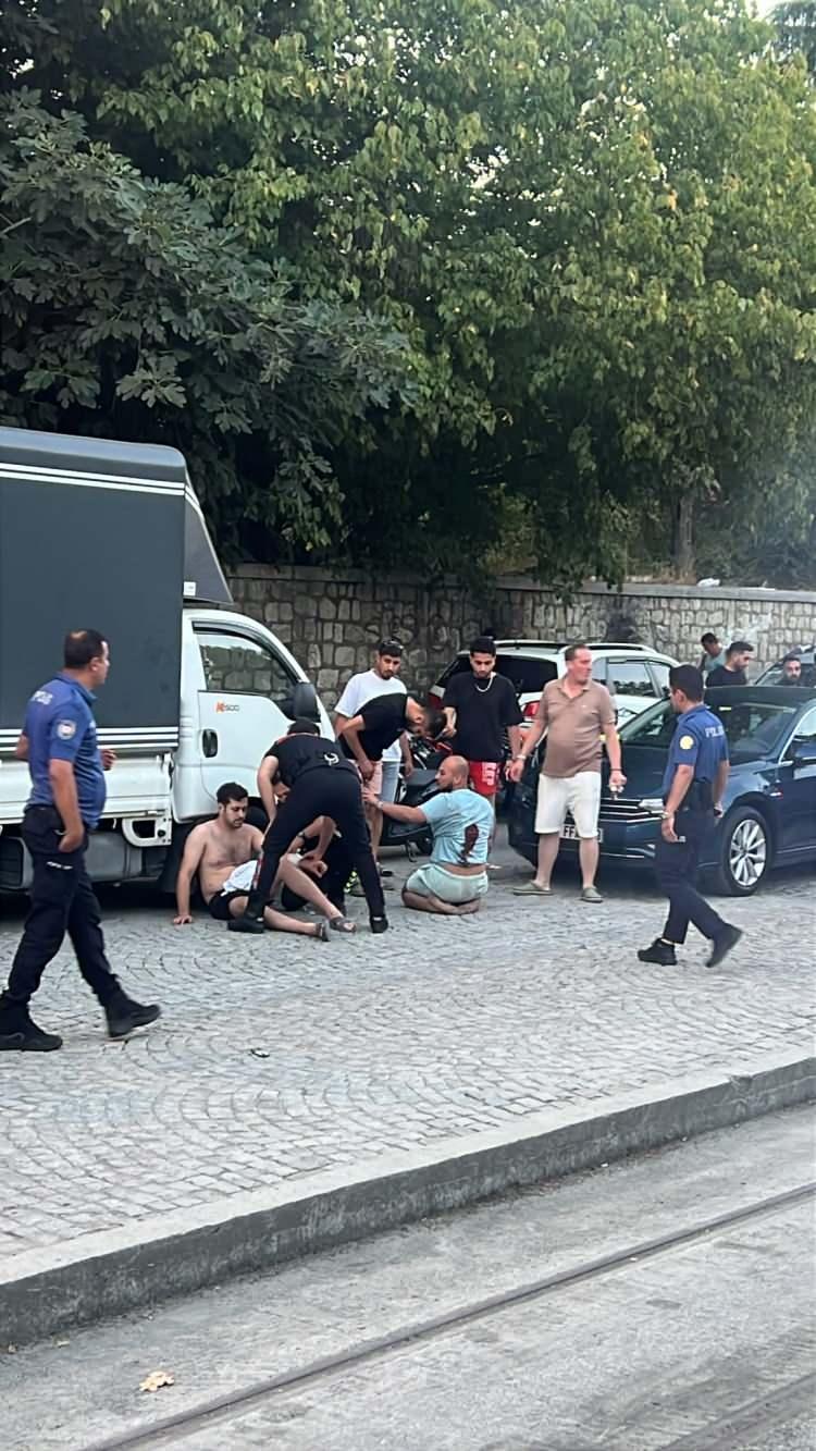 <p>&nbsp;Yaralılardan Mert B.&rsquo;nin "Uyuşturucu madde ticareti", "Uyuşturucu madde kullanmak" ve "Taksirle yaralama" su&ccedil;larından poliste toplam 3 kaydı bulunduğu bilgisine ulaşıldı.&nbsp;</p>

<p>&nbsp;</p>

<p>Polis ekiplerinin olayla ilgili yaptığı &ccedil;alışmada, ş&uuml;phelilerin olay yerine 34 PFM 90 plakalı otomobille geldikleri tespit edildi.</p>
