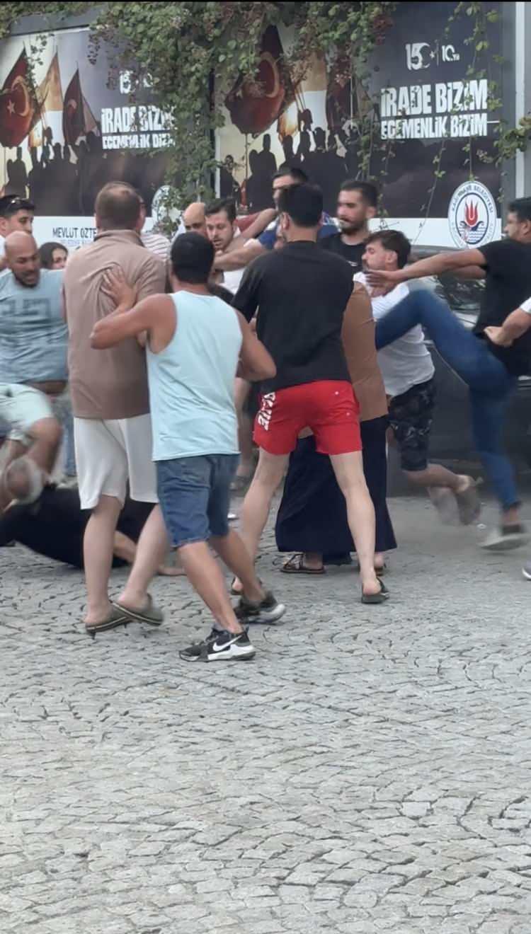 <p>Tartışmanın kısa s&uuml;rede b&uuml;y&uuml;mesi &uuml;zerine &ccedil;ıkan bı&ccedil;aklı kavgada Mert B. sırtından, Enes Furkan Y. bacağından, Bora S. baldırından, Atakan K ise kal&ccedil;asından yaralandı.</p>
