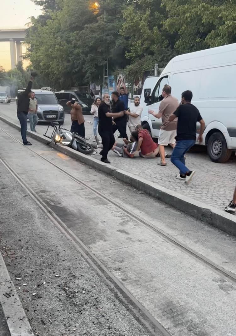 <p>Kağıthane Asayiş B&uuml;ro Amirliği ekipleri, ş&uuml;phelileri yakalamak i&ccedil;in Beyoğlu Hacıahmet Mahallesi&rsquo;nde bir eve operasyon d&uuml;zenledi.</p>
