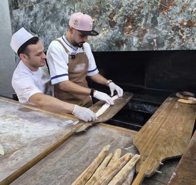 <p><strong>Bafra'nın coğrafi işaretli lezzeti Bafra pidesinin yapılışını &ouml;ğrenmek isteyen &uuml;nl&uuml; rap&ccedil;i, tezgah başına ge&ccedil;ti.&nbsp;</strong></p>
