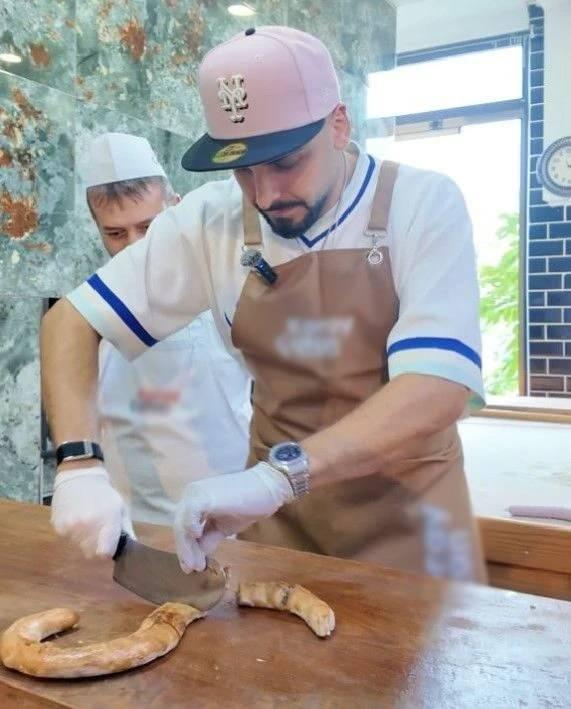 <p><strong>Pişen pideyi, restoranda bulunan m&uuml;şterilere ikram eden Sefo, samimi tavırları ile b&uuml;y&uuml;k ilgi g&ouml;r&uuml;rken, hayranları ile fotoğraf &ccedil;ekilmeyi de ihmal etmedi.</strong></p>
