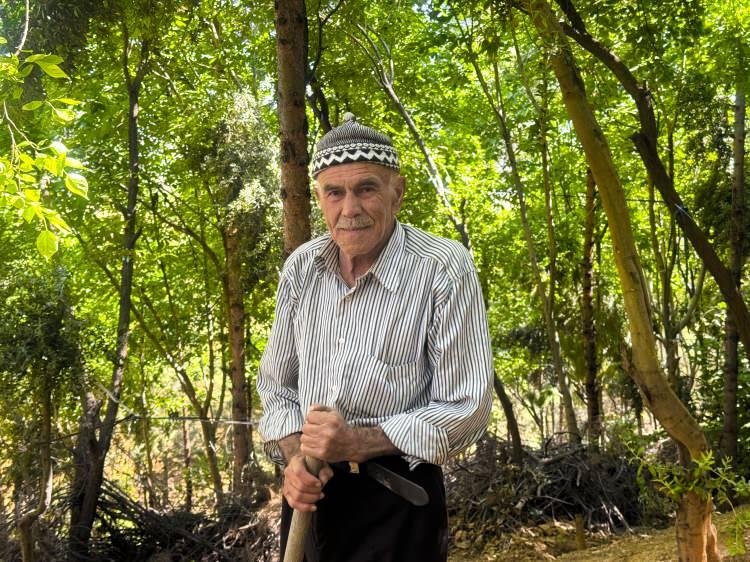 <p>Mardin'de yaşayan Şehmus Erginoğlu (78), 31 yıl &ouml;nce &ccedil;&ouml;p yığınlarıyla dolu kurak bir arazide başlattığı ağa&ccedil;landırma &ccedil;alışmasıyla b&ouml;lgeyi ormanlık alana d&ouml;n&uuml;şt&uuml;rd&uuml;. <span style="color:#A52A2A"><strong><em>Erginoğlu, ge&ccedil;en 31 yıllık s&uuml;reci anlattı.</em></strong></span></p>

