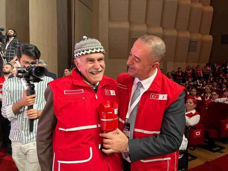 <p><span style="color:#A52A2A"><strong>KIZILAY &Ouml;ZEL &Ouml;D&Uuml;L&Uuml;NE LAYIK G&Ouml;R&Uuml;LD&Uuml;&nbsp;</strong></span></p>

<p>&nbsp;</p>

<p>Artuklu Kızılay Şubesi tarafından 2024 yılında Kırmızı Yelek Uluslararası G&ouml;n&uuml;ll&uuml;l&uuml;k &Ouml;d&uuml;llerine aday g&ouml;sterilen Erginoğlu, Hali&ccedil; Kongre Merkezi'nde d&uuml;zenlenen programda Kızılay &Ouml;zel &Ouml;d&uuml;l&uuml;ne layık g&ouml;r&uuml;lm&uuml;şt&uuml;.</p>

<p>&nbsp;</p>

<p><strong><em>KAYNAK: İHA&nbsp;</em></strong></p>

