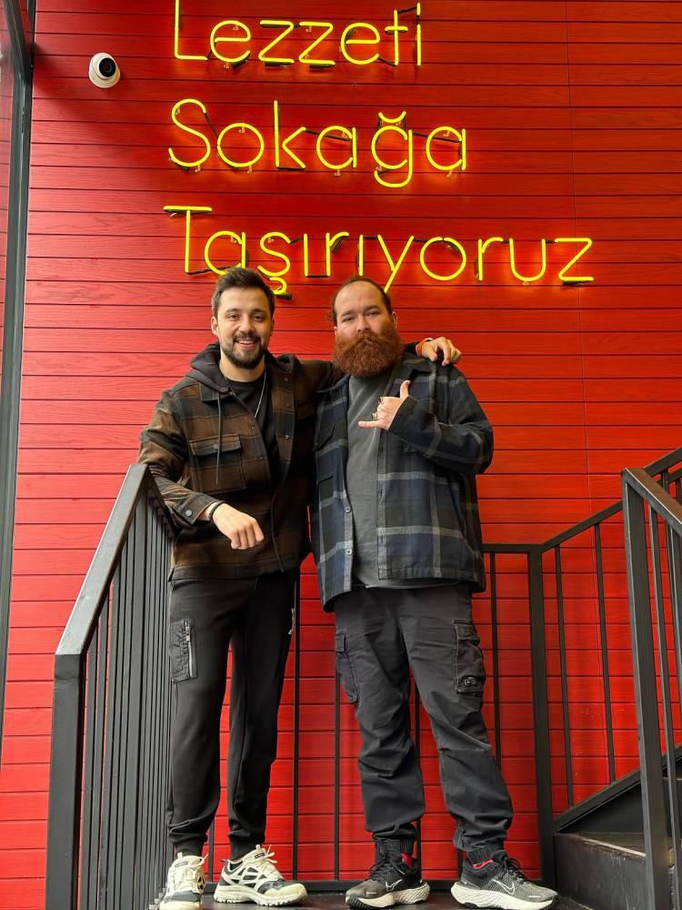 <p><span style="color:#B22222"><strong>HASAN BİLTEKİN</strong></span></p>

<p><span style="color:#800080"><strong><em>"Seninle ne g&uuml;zel anılar yaşadık ne g&uuml;zel sofralarda buluştuk. Mekanın cennet olsun / Allah var gam yok."</em></strong></span></p>
