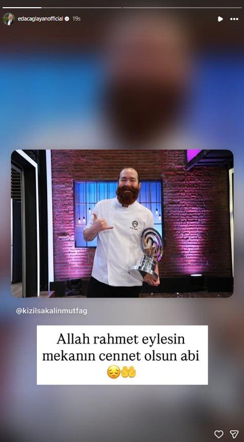 <p><span style="color:#B22222"><strong>EDA &Ccedil;AĞLAYAN</strong></span></p>

<p><span style="color:#800080"><em><strong>"Allah rahmet eylesin. Mekanın cennet olsun abi."</strong></em></span></p>
