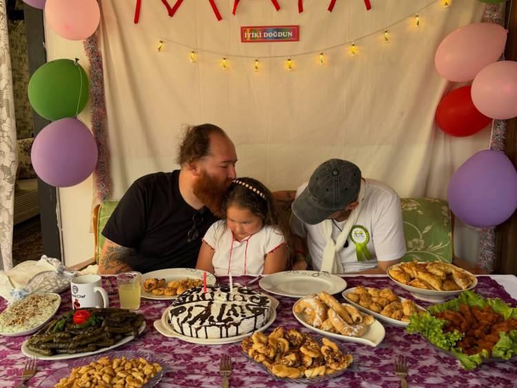 <p>O kareleri arkadaşı Murat Pala paylaştı. Pala, paylaşımında şu ifadeleri kullanı:&nbsp;</p>

<p><em><strong>"Ge&ccedil;en hafta bug&uuml;n Musullu K&ouml;y&uuml;&rsquo;nde Mayamızın doğum g&uuml;n&uuml;n&uuml; kutlamıştık. Bug&uuml;n ise Eren&rsquo;imizi toprağa vermeye gidiyoruz&hellip; Hayat ger&ccedil;ekten bir an&hellip;"</strong></em></p>
