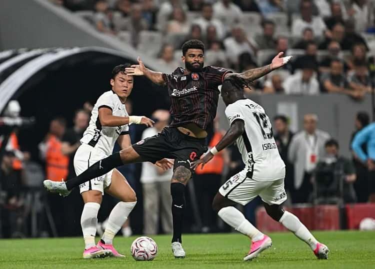 <p><strong>ELENİRSE NE OLUR?</strong></p>

<p>&nbsp;</p>

<p>Siyah-beyazlılar Midtjylland&rsquo;a elenirse UEFA Konferans Ligi 3. eleme turuna d&uuml;şecek. Bu turda Bohemian-Ballkani ma&ccedil;ının galibiyle kozlarını paylaşacak.</p>
