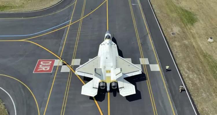 <p>Bu k&uuml;&ccedil;&uuml;lme yalnızca boyutsal bir değişiklik değil; u&ccedil;ağın ağırlığının azalmasına, aerodinamik verimliliğinin artmasına ve daha &ccedil;evik bir u&ccedil;uş karakteristiği kazanmasına katkı sağlıyor.</p>
