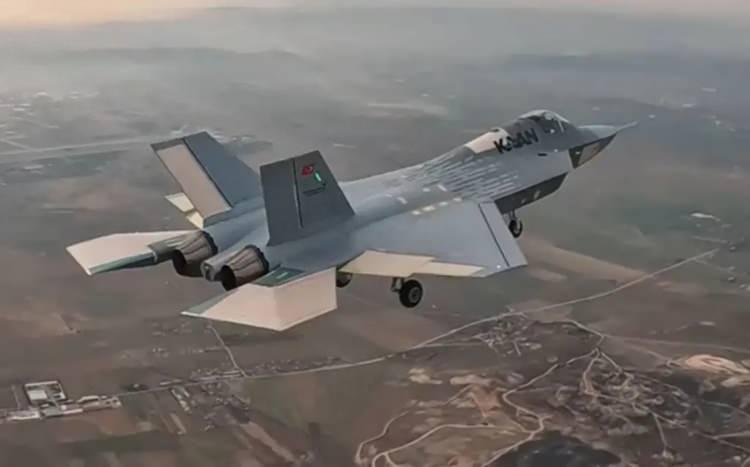 <p><span style="color:#B22222"><strong>STEALTH TASARIMI DAHA DA G&Uuml;&Ccedil;LENDİRİLDİ</strong></span></p>

<p>P1 prototipinde radar g&ouml;r&uuml;n&uuml;rl&uuml;ğ&uuml;n&uuml; azaltmaya y&ouml;nelik &ouml;nemli tasarım değişiklikleri yapıldı.</p>

<p>P0'da daha &ouml;nde konumlandırılan <strong>motor hava girişleri (intake)</strong>, P1'de kokpit hizasına doğru geriye alındı ve geometrisi yeniden tasarlandı. Bu sayede hem motora giren hava akışı iyileştirildi hem de radar kesit alanının azaltılması hedeflendi.</p>
