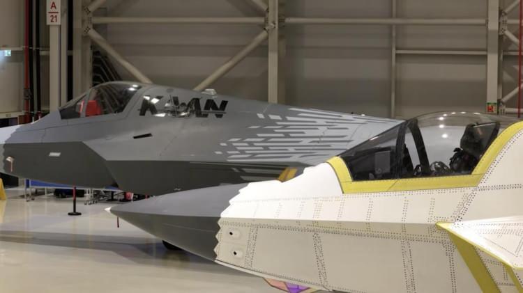 <p>P1'in burun (radom) yapısı da P0'a g&ouml;re daha dar a&ccedil;ılı ve daha kompakt bir tasarıma kavuştu. B&ouml;ylece hem aerodinamik yapı hem de d&uuml;ş&uuml;k g&ouml;r&uuml;n&uuml;rl&uuml;k &ouml;zellikleri geliştirilmiş oldu.</p>
