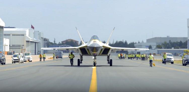 <p>İlk u&ccedil;uşunu 2024 yılında ger&ccedil;ekleştiren P0 prototipine kıyasla tasarımında ve teknik altyapısında dikkat &ccedil;eken değişiklikler bulunan yeni prototip; g&ouml;vde yapısından hava girişlerine, sens&ouml;r yerleşiminden aviyonik sistemlere kadar bir&ccedil;ok alanda yapılan geliştirmelerle &ouml;ne &ccedil;ıkıyor.</p>
