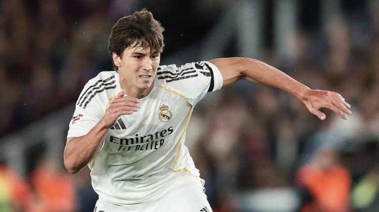 <p>Portekizli &ccedil;alıştırıcının, oyuncuya <strong>"Fenerbah&ccedil;e i&ccedil;in Real Madrid ile anlaşırsanız ayrılığa onay veririm."</strong> diyerek sarı-lacivertli kul&uuml;be transferi konusunda olumlu mesaj verdiği iddia edildi.<br />
<br />
(AKŞAM)</p>
