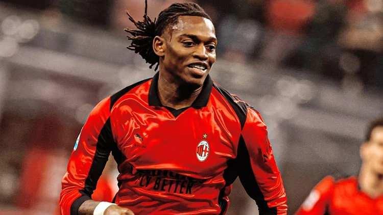 <p>Milan, Fenerbah&ccedil;e ve Galatasaray'ın istediği Rafael Leao i&ccedil;in 60 milyon euro bonservis istiyor.<br />
<br />
​Oyuncunun talep ettiği &uuml;cret ise 14 milyon euro.<br />
<br />
(AKŞAM)</p>
