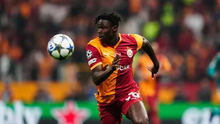<p>Inter, Singo i&ccedil;in 35 milyon euroluk s&ouml;zl&uuml; teklif sundu.<br />
<br />
Galatasaray ise oyuncuyu 50 milyon euronun altına bırakmak istemiyor. Inter'in yeni bir teklif sunmadı bekleniyor.<br />
<br />
​(FANATİK)</p>
