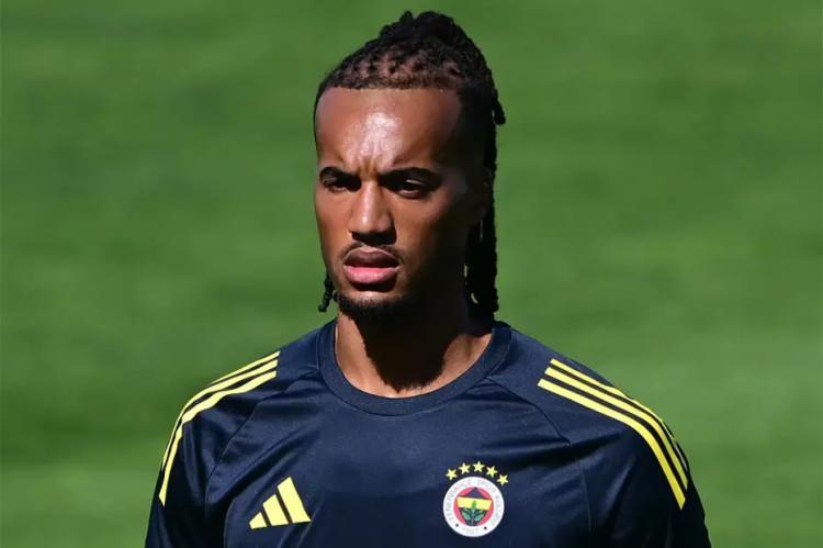 <p>Fenerbah&ccedil;e, Manchester United ve Chelsea'nin radarındaki Archie Brown'dan 20 milyon euro bekliyor.<br />
<br />
(FANATİK)</p>
