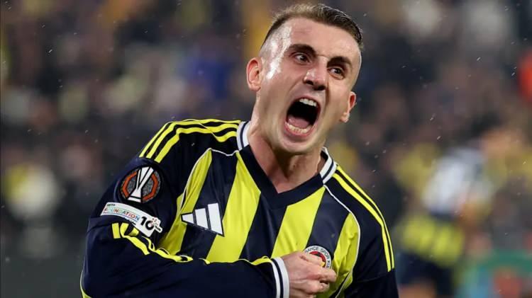 <p>Fenerbah&ccedil;e'de sol bek ve sol kanat mevkileri komple değişiyor.<br />
<br />
Talipleri olan Archie Brown, Oosterwolde ve Kerem Akt&uuml;rkoğlu'nun yanı sıra Musaba ve Oğuz Aydın'la da vedalaşılacak.<br />
<br />
(FOTOMA&Ccedil;)</p>
