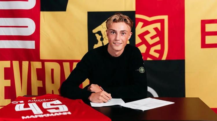 <p>Trabzonspor, Nordsjaelland'ın 19 yaşındaki stoperi Noah Markmann i&ccedil;in harekete ge&ccedil;ti.<br />
<br />
Lazio'nun bitirmeye yaklaştığı gen&ccedil; savunmacının kadroya katılabilmesi i&ccedil;in &ccedil;alışmalara hız verildi.<br />
<br />
(FOTOMA&Ccedil;)</p>
