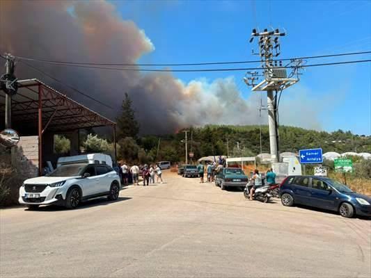 <p>İhbar &uuml;zerine b&ouml;lgeye Orman B&ouml;lge M&uuml;d&uuml;rl&uuml;ğ&uuml; ekipleri sevk edildi.</p>

<p>Yangın, havadan ve karadan m&uuml;dahaleyle kontrol altına alınmaya &ccedil;alışılıyor.</p>

<p>&nbsp;</p>

<p>&nbsp;</p>
