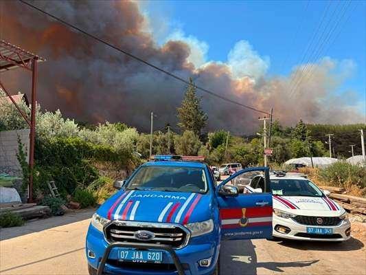 <p>B&ouml;lgede r&uuml;zgarın hakim olduğunu belirten G&uuml;neş, <strong>"Etkili r&uuml;zgar nedeniyle yangında yayılma tehlikesi var. Yangın nedeniyle tedbir ama&ccedil;lı Yazır Mahallesi'ndeki evler tahliye ediliyor. B&ouml;lgede s&ouml;nd&uuml;rme &ccedil;alışmaları devam ediyor." </strong>dedi.</p>

<p>&nbsp;</p>
